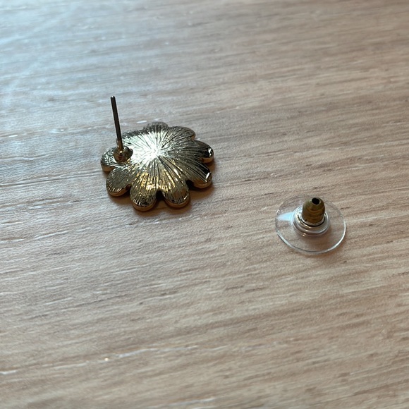 🌟Host Pick🌟NWT Flower earrings - Picture 4 of 4